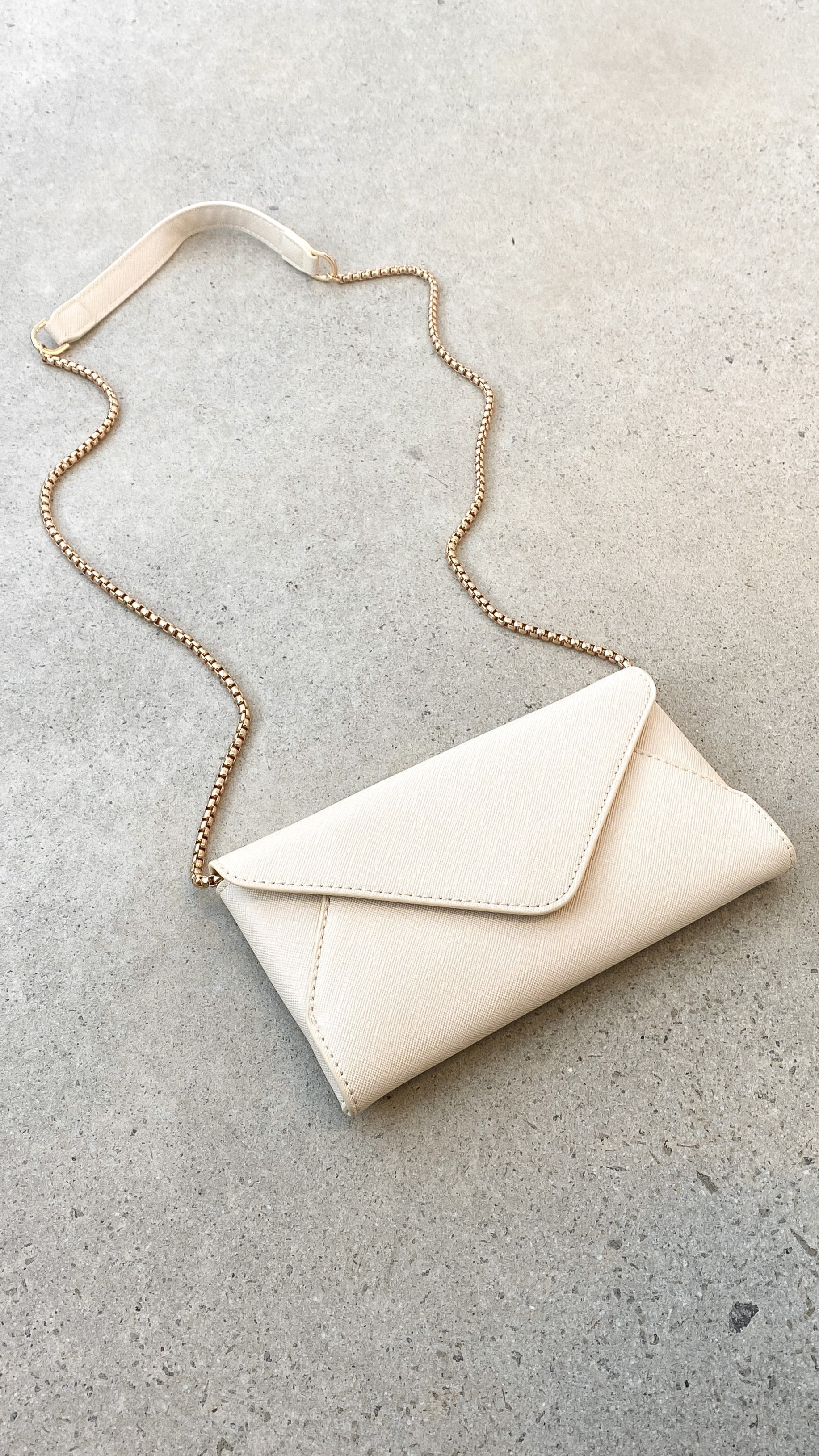 Chic Vegan Leather Crossbody Bag for Women with Chain Strap and Magnetic Closure - Spacious and Stylish 1