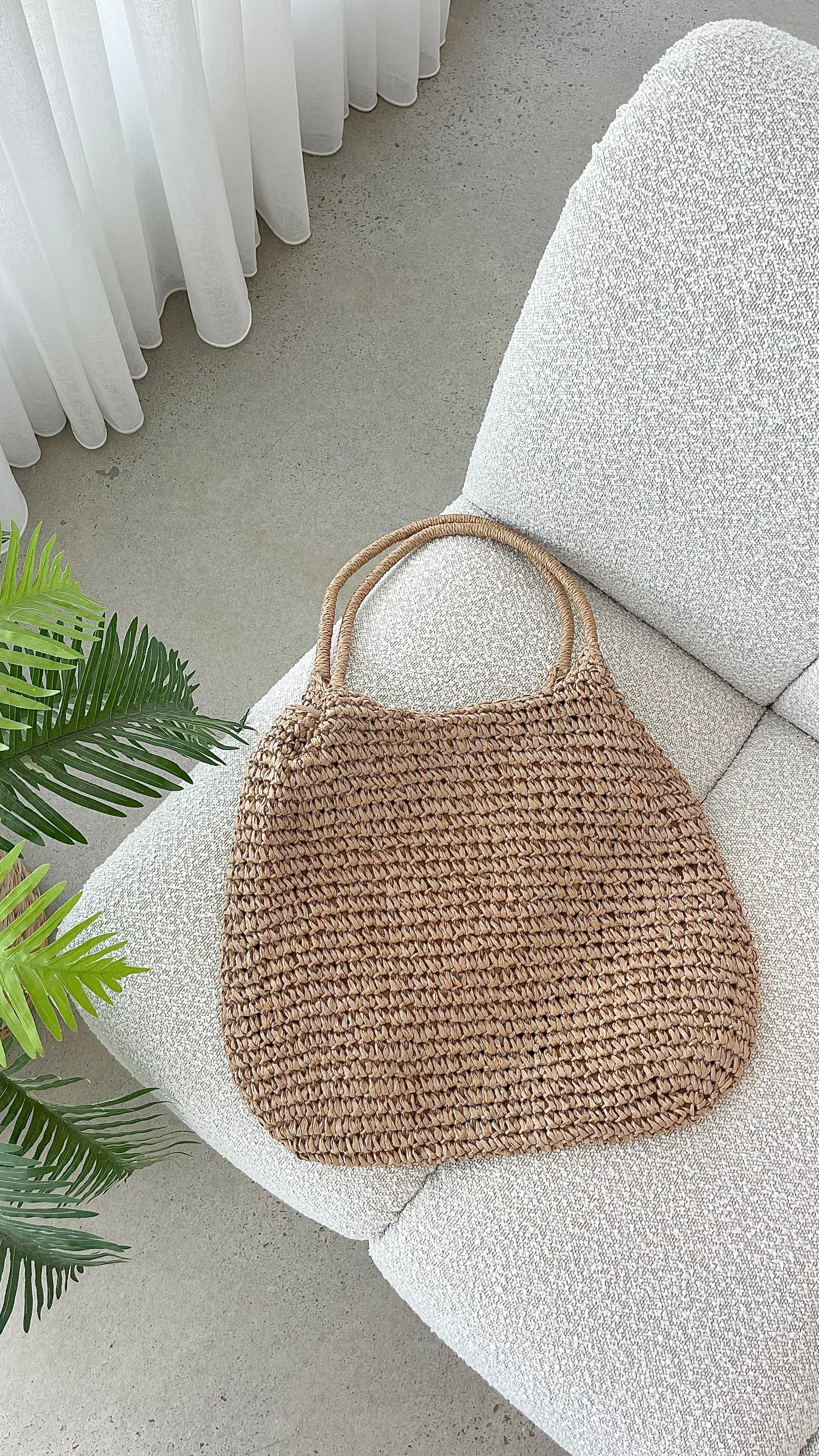 Tan Straw Summer Tote Bag with Zipper Closure and Inner Compartments – Stylish Beach Bag for Everyday Use 3