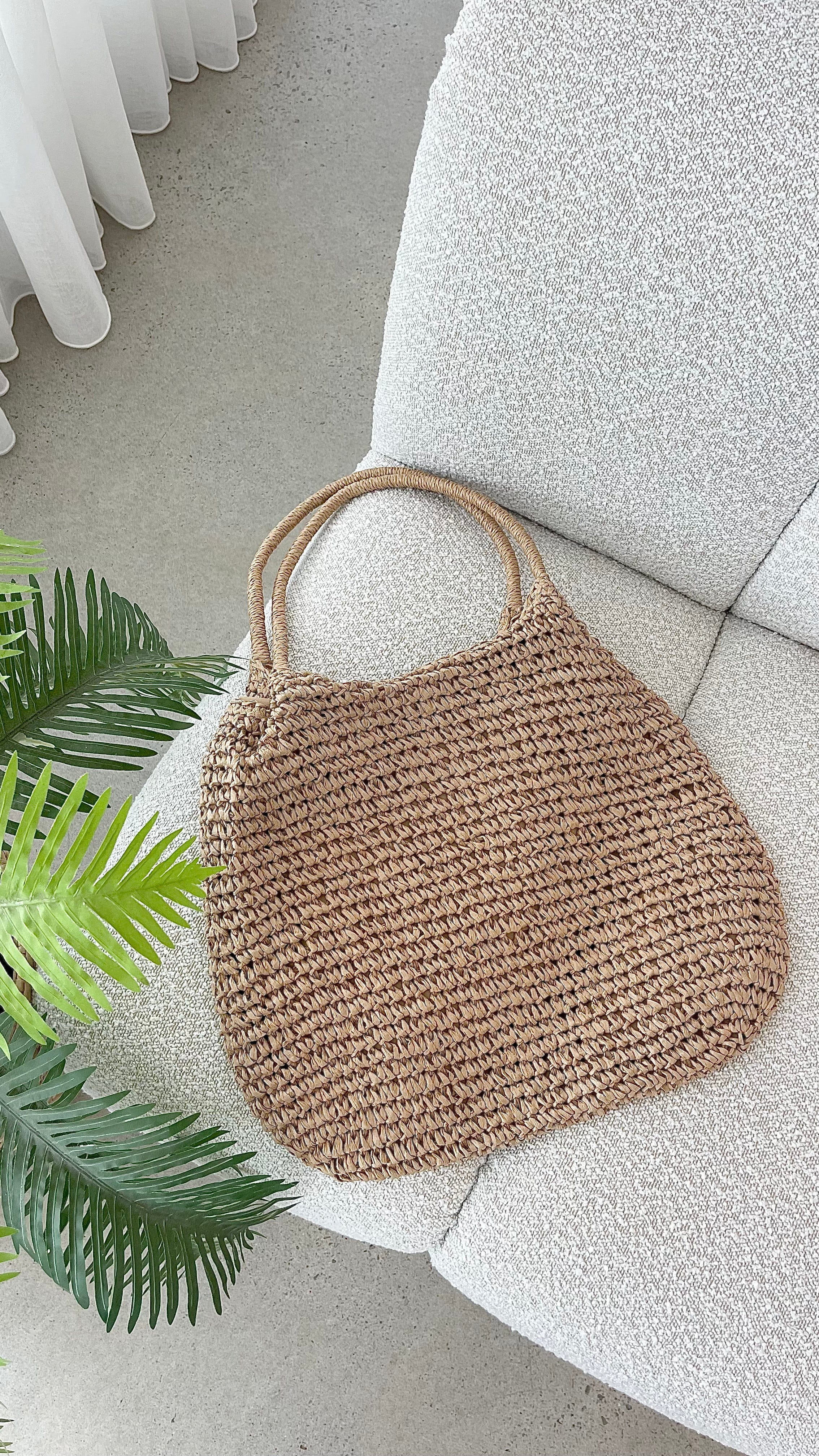Tan Straw Summer Tote Bag with Zipper Closure and Inner Compartments – Stylish Beach Bag for Everyday Use 5