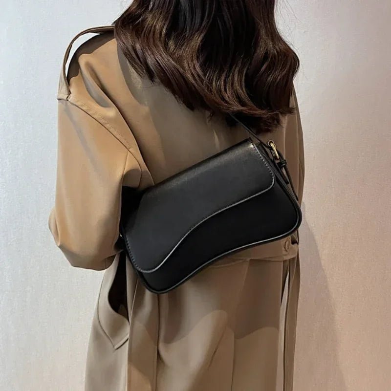 Stylish Black Shoulder Bag for Women in Vintage-Inspired PU Leather with Structured Flap Closure – 16x25x6cm 1